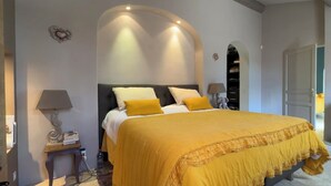 A bedroom with a large bed, two bedside tables, and a wardrobe. - Mas les murmures (Les Baux-de-Provence)