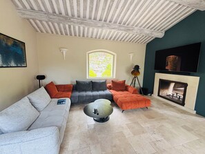 Smart-TV, Kamin, Tischfußball, Bücher