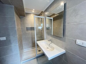 Dusche, Handtücher, Seife, Toilettenpapier