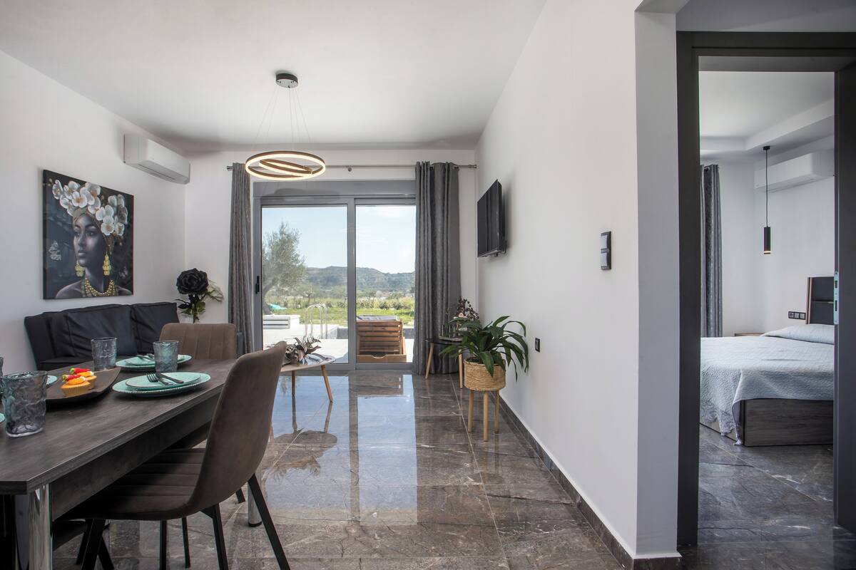 Townhouse – deluxe, dalutsikt | Lydisolert, strykejern/-brett og wi-fi (inkludert)