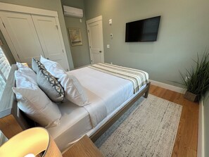 1 habitación, tabla de planchar con plancha y cuna de viaje