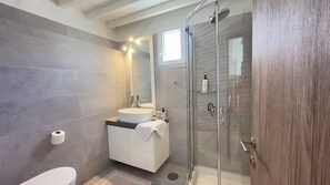 Een douche, een haardroger, zeep