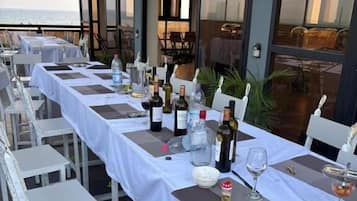 Comfort Apartment, Balcony, Beach View | In-room dining