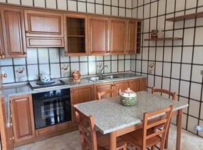 Fridge, oven, stovetop, dishwasher