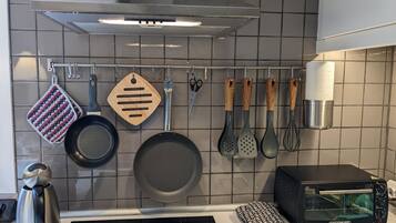 Kühlschrank, Mikrowelle, Geschirrspüler, Toaster