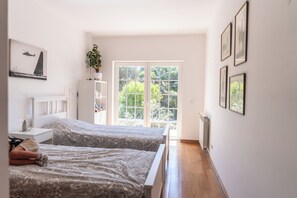 6 bedrooms, iron/ironing board, WiFi, bed sheets