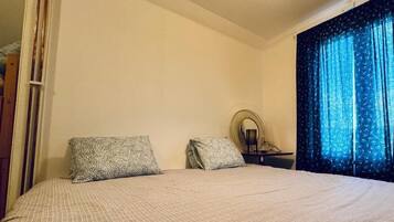 Escriptori, espai de treball apte per a portàtils i roba de llit