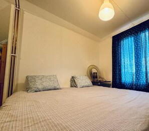 Työpöytä, kannettavalle tietokoneelle sopiva työtila, vuodevaatteet