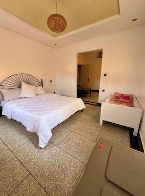 5 habitaciones, tabla de planchar con plancha, wifi y ropa de cama 