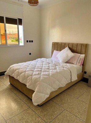 5 bedrooms, iron/ironing board, WiFi, bed sheets