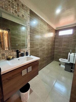 Regadera, toallas, jabón, papel de baño 