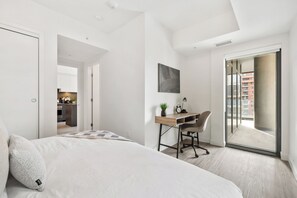 2 habitaciones, escritorio, tabla de planchar con plancha y wifi gratis 