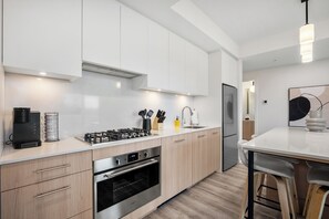 Réfrigérateur, four à micro-ondes, un four, surface de cuisson