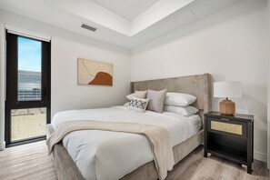 2 habitaciones, escritorio, tabla de planchar con plancha y wifi gratis 