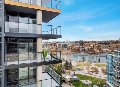 City Sophistication w 2 BR River View, Parking, Office