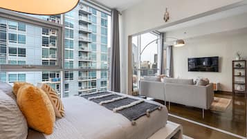 Bureau, fer et planche à repasser, accès au Wi-Fi (inclus)