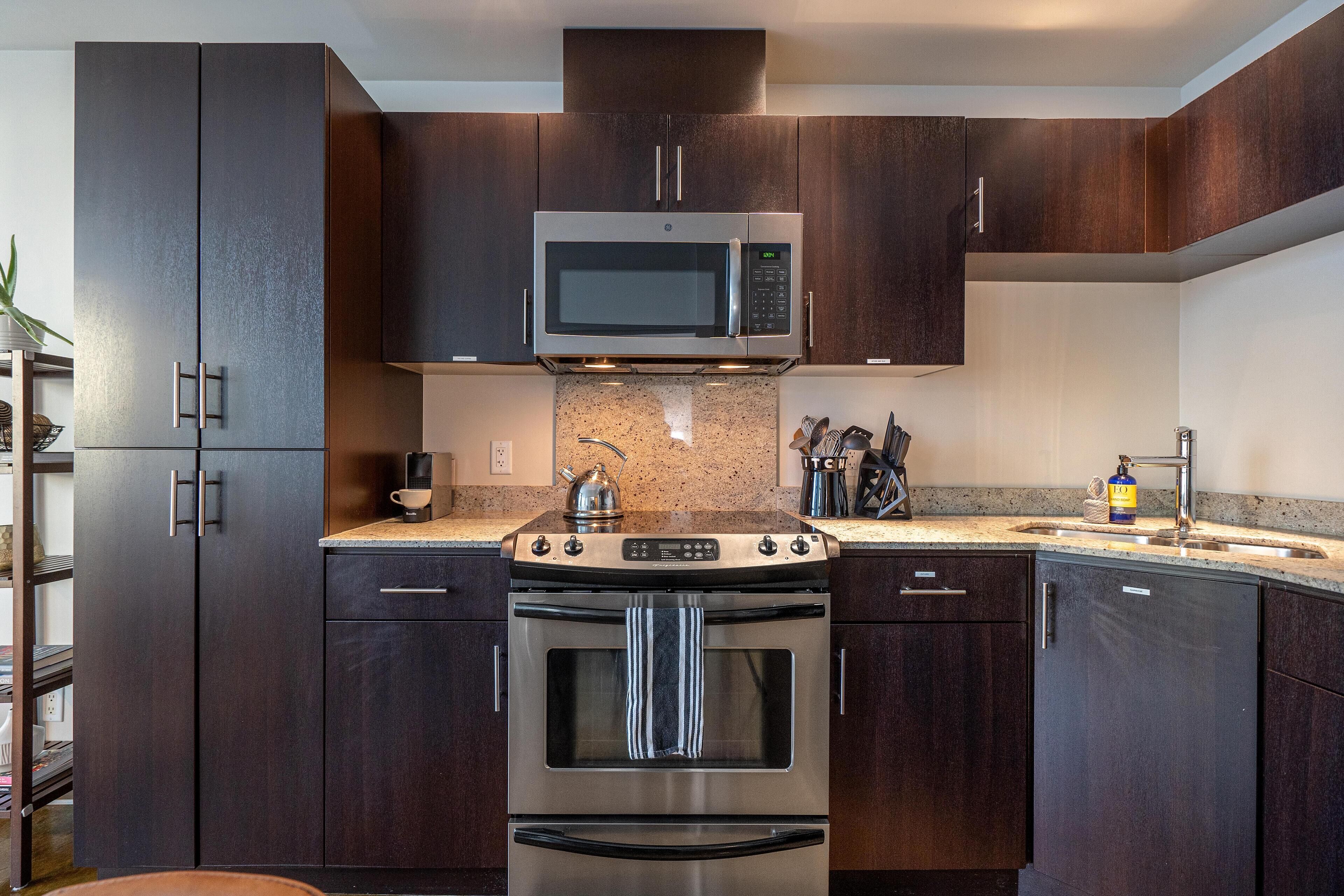 Réfrigérateur, four à micro-ondes, un four, surface de cuisson