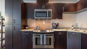 Réfrigérateur, four à micro-ondes, un four, surface de cuisson