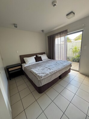 1 slaapkamer, een strijkplank/strijkijzer, wifi, beddengoed