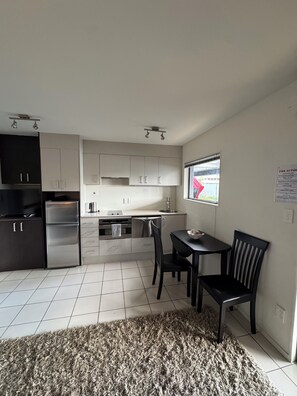 Kühlschrank, Mikrowelle, Ofen, Geschirrspüler