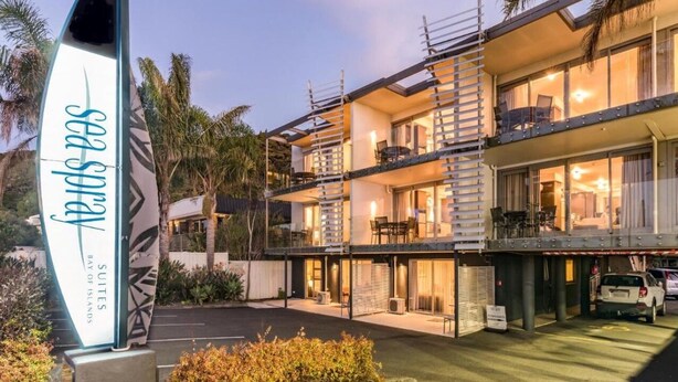 A multi-story hotel with a sign reading "SeaSpray Suites Bay of Islands." - Sea Spray Suites - Paihia Beachfront Complex - Unit 5 (Paihia)