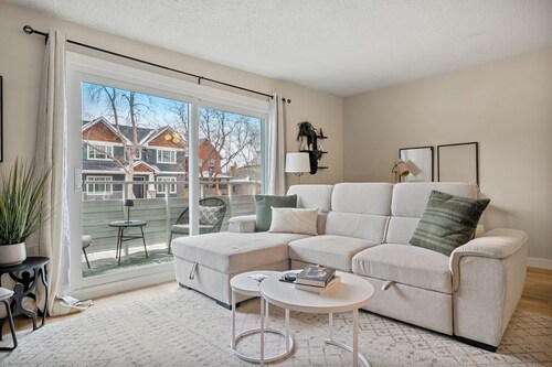 This apartment is a 2 bedroom(s), 1 bathrooms, located in Calgary, AB.