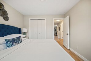 2 bedrooms, desk, iron/ironing board, free WiFi - Welcome to your home away from home in Calgary! (Calgary)