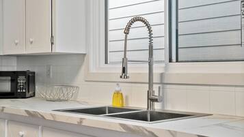 Coffee/tea maker, fridge, microwave, oven