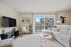 Smart TV, offices - Welcome to your home away from home in Calgary! (Calgary)