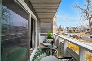 Terrace/patio - Welcome to your home away from home in Calgary! (Calgary)