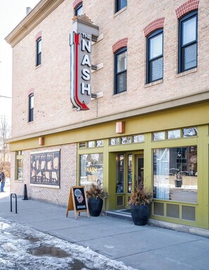 Exterior detail - Lower Level Gem! 2 King Beds, Dining, Wifi, (Calgary)