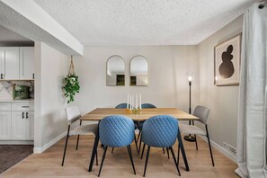 Dining - Lower Level Gem! 2 King Beds, Dining, Wifi, (Calgary)