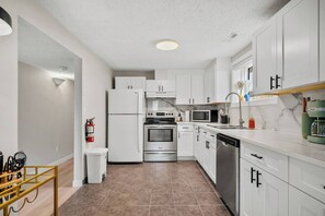 Fridge, microwave, oven, stovetop - Lower Level Gem! 2 King Beds, Dining, Wifi, (Calgary)