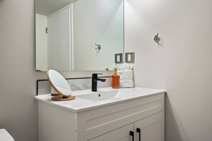 Hair dryer, towels - Lower Level Gem! 2 King Beds, Dining, Wifi, (Calgary)