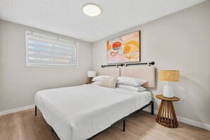 2 bedrooms, iron/ironing board, free WiFi, bed sheets - Lower Level Gem! 2 King Beds, Dining, Wifi, (Calgary)