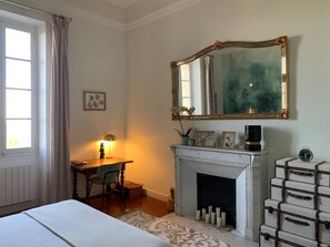 2 bedrooms, iron/ironing board, WiFi, bed sheets - Exceptional sea-view apartment in a 19th-century château (Sausset-les-Pins)
