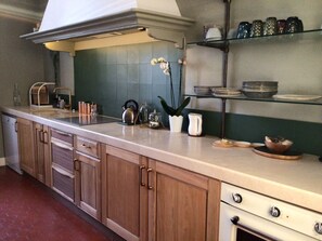 Micro-ondes, four, plaque de cuisson, lave-vaisselle