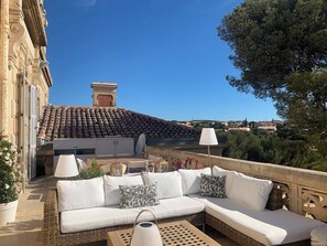 Outdoor dining - Exceptional sea-view apartment in a 19th-century château (Sausset-les-Pins)