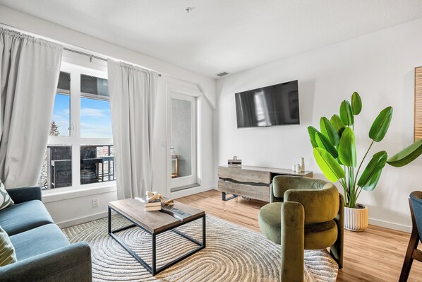 Smart TV - City Comforts & XL Balcony | 2BR, AC, Parking (Calgary)