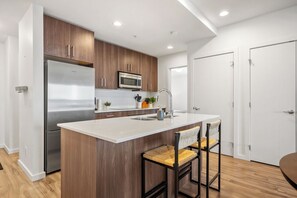 Fridge, microwave, oven, stovetop - City Comforts & XL Balcony | 2BR, AC, Parking (Calgary)