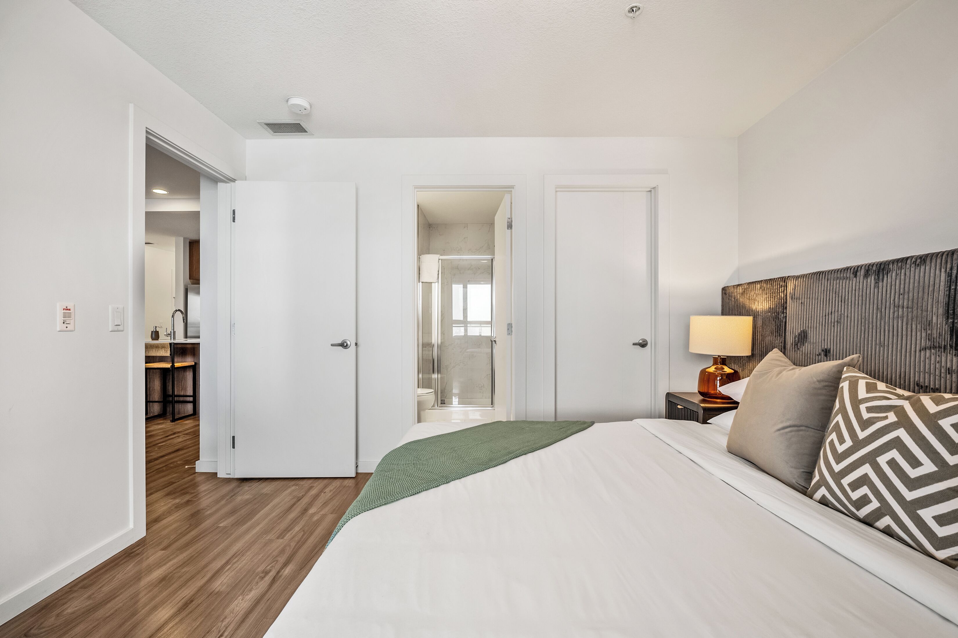 2 bedrooms, iron/ironing board, free WiFi, bed sheets - City Comforts & XL Balcony | 2BR, AC, Parking (Calgary)