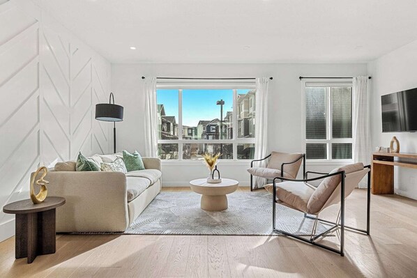 Smart TV, offices - The Elevated Escape 4BR w/ Rooftop, Parking x2, AC (Calgary)