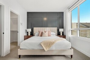 4 bedrooms, desk, iron/ironing board, free WiFi - The Elevated Escape 4BR w/ Rooftop, Parking x2, AC (Calgary)