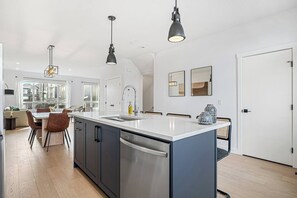 Fridge, microwave, oven, stovetop - The Elevated Escape 4BR w/ Rooftop, Parking x2, AC (Calgary)