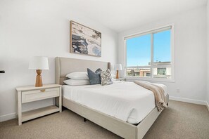 4 Schlafzimmer, Schreibtisch, Bügeleisen/Bügelbrett, Reisekinderbett