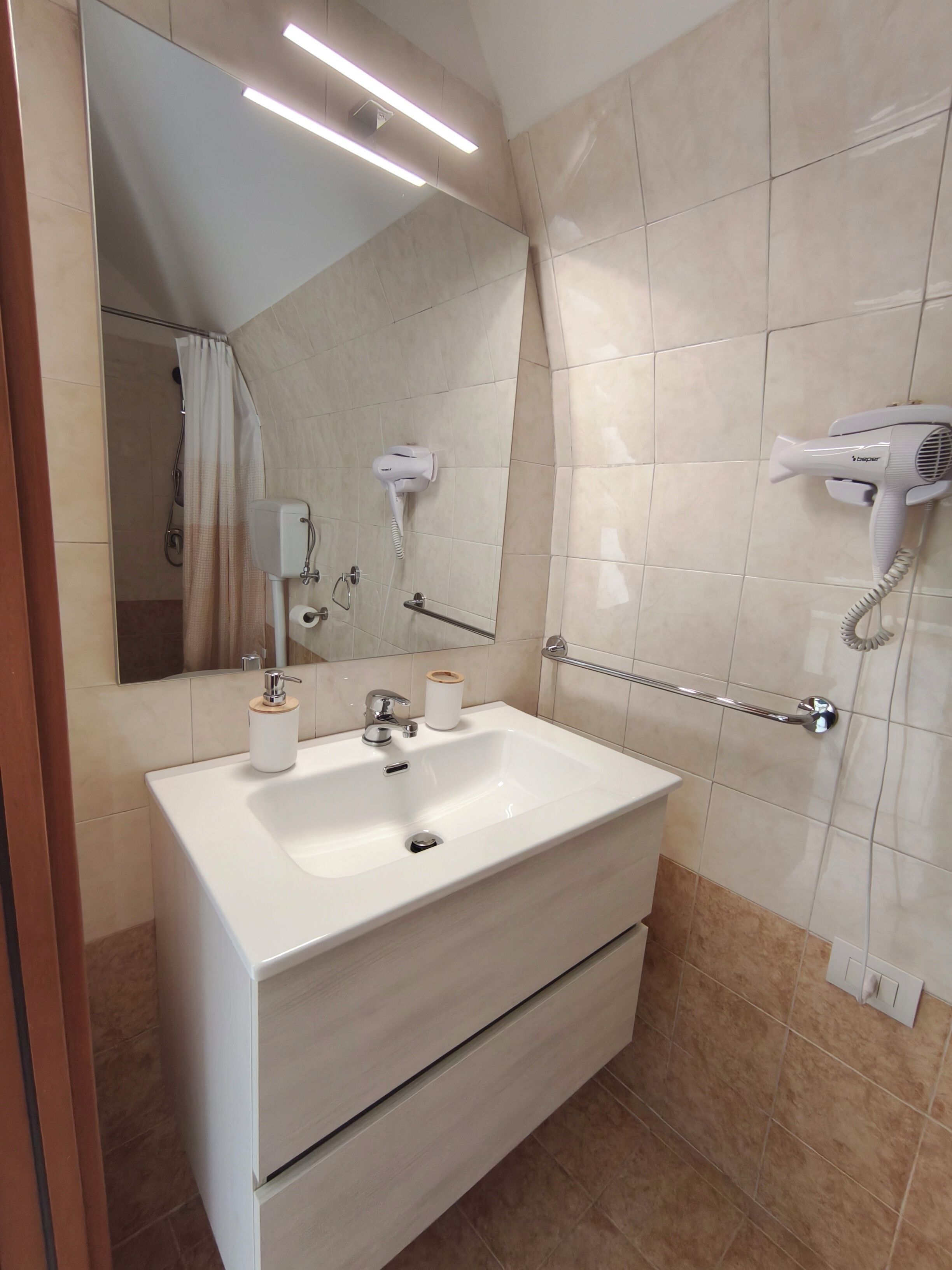 Doccia, asciugacapelli, bidet, asciugamani
