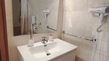 Doccia, asciugacapelli, bidet, asciugamani