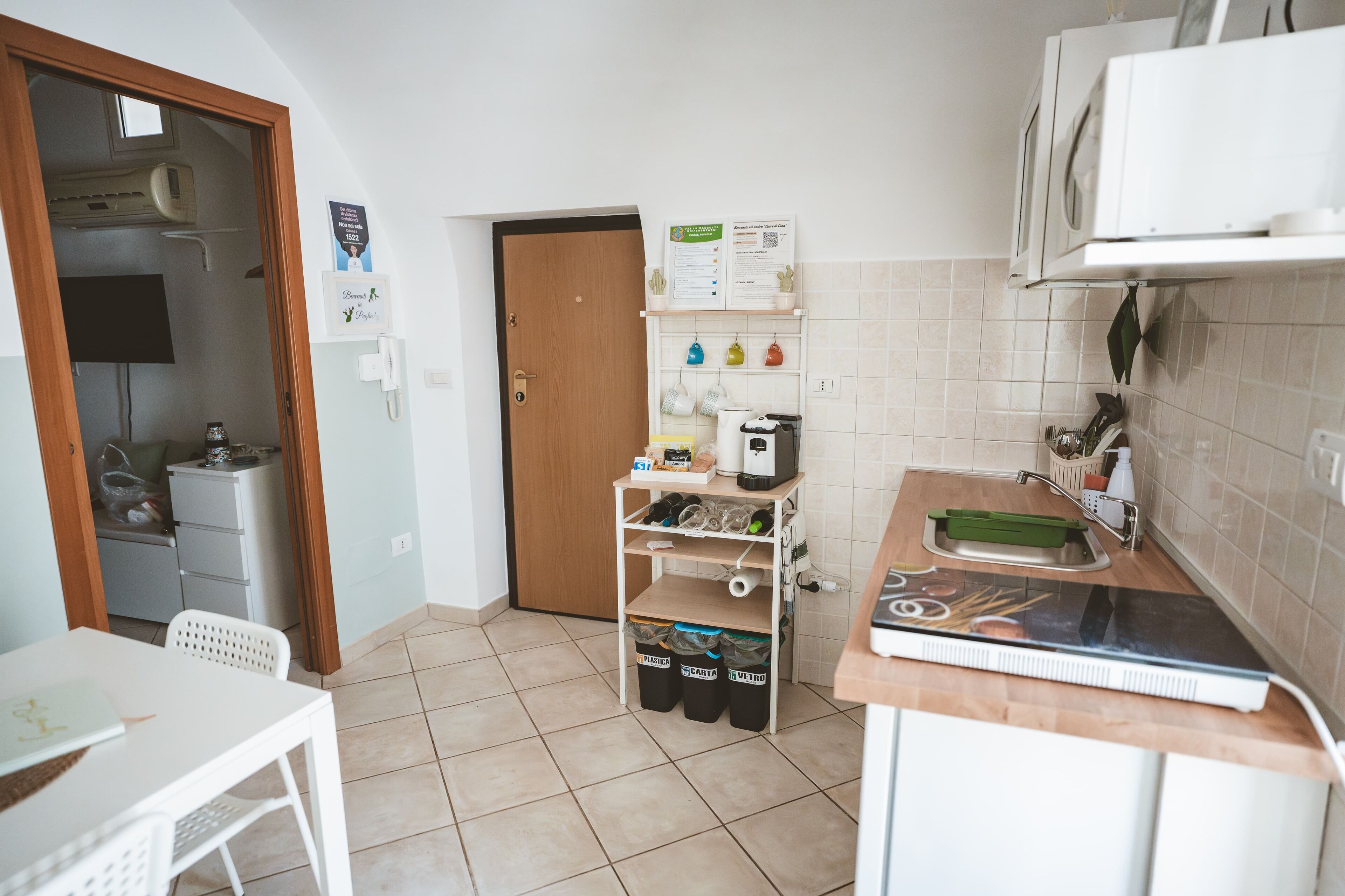 Macchina per tè/caffè, frigorifero, microonde, piano cottura