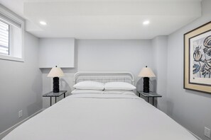 2 bedrooms, desk, iron/ironing board, free WiFi - 2-Bedroom Lower Unit Near Bow River w Wifi & Desk (Calgary)