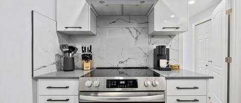 Réfrigérateur, four à micro-ondes, un four, surface de cuisson